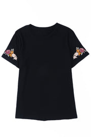 Camiseta negra de manga corta con cuello redondo y bordado floral