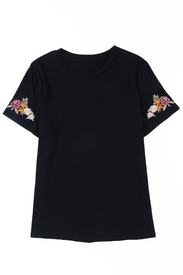 Camiseta negra de manga corta con cuello redondo y bordado floral