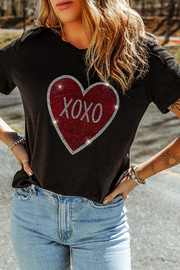 Camiseta de cuello redondo con gráfico de corazón XOXO con diamantes de imitación negros