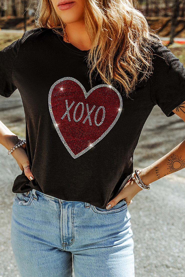 Camiseta de cuello redondo con gráfico de corazón XOXO con diamantes de imitación negros