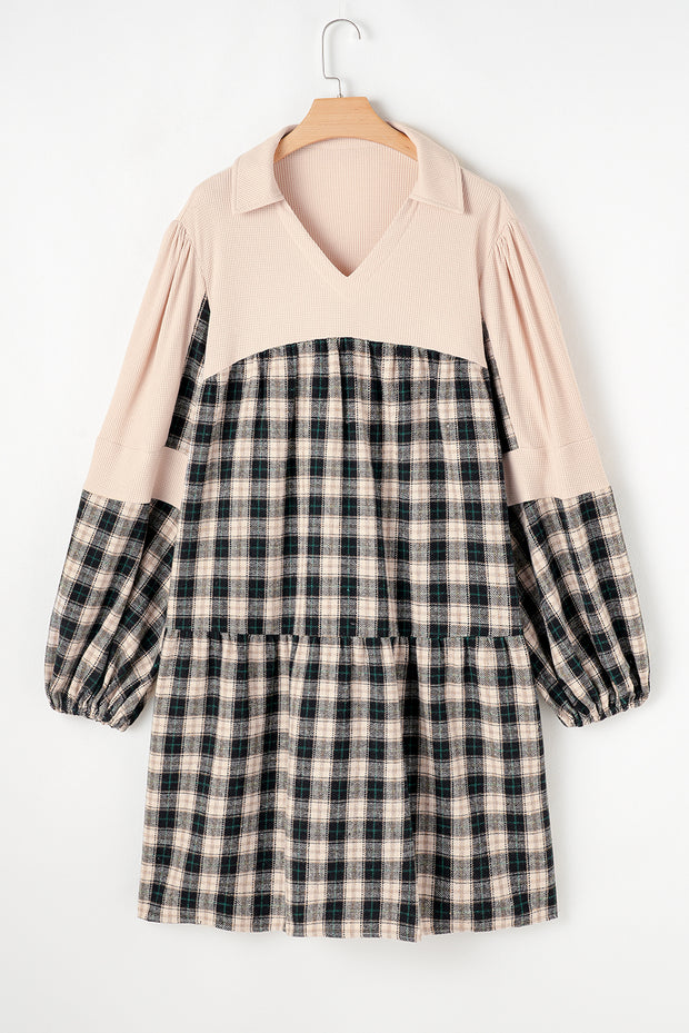 Mini-robe noire en maille gaufrée à carreaux, col en V, grande taille