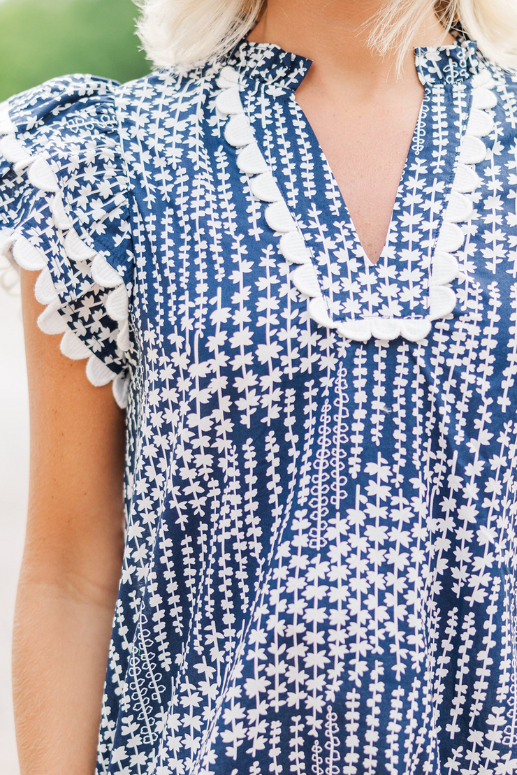 Blusa con cuello en V, mangas acampanadas y ribete de ribete de raso y estampado abstracto en azul cielo