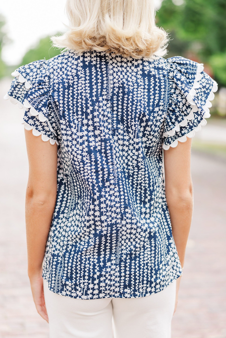 Blusa con cuello en V, mangas acampanadas y ribete de ribete de raso y estampado abstracto en azul cielo