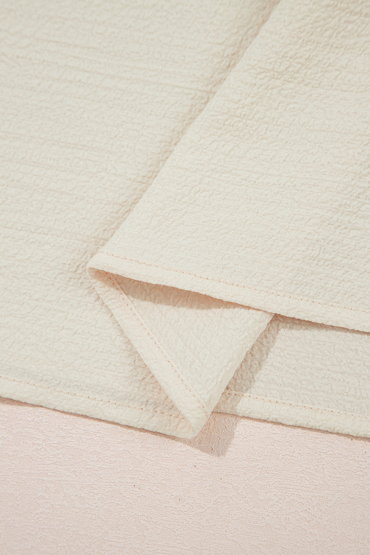 Blusa beige texturizada con lazo, volantes y mangas mariposa