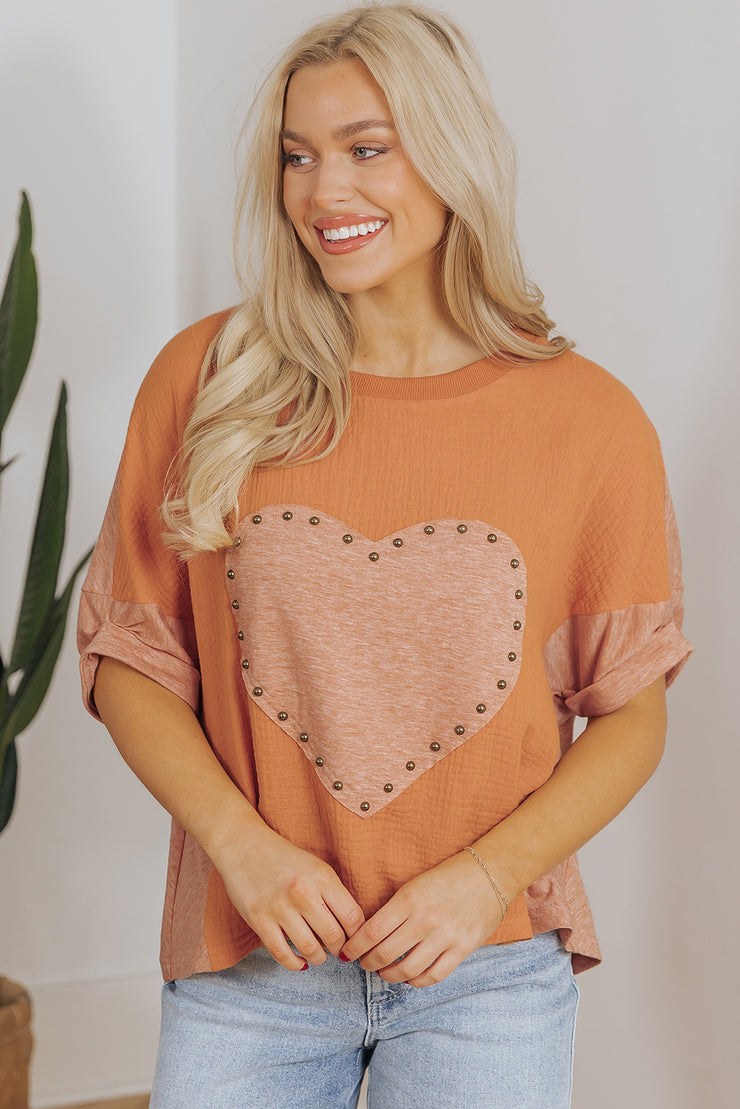 Top Dolman con frente texturizado y parche de corazón con tachuelas en dorado del desierto