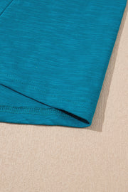 Camiseta sin mangas con cuello redondo y bordes brillantes metalizados en azul pavo real