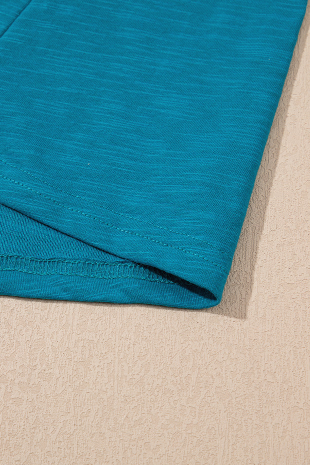 Camiseta sin mangas con cuello redondo y bordes brillantes metalizados en azul pavo real