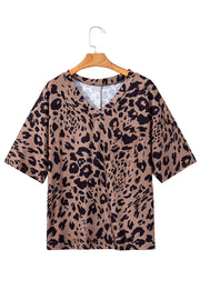 Camiseta extragrande de media manga con cuello en V y estampado de leopardo marrón