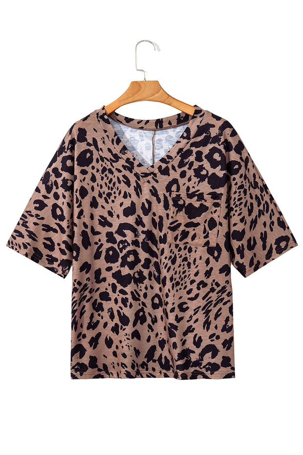 Camiseta extragrande de media manga con cuello en V y estampado de leopardo marrón