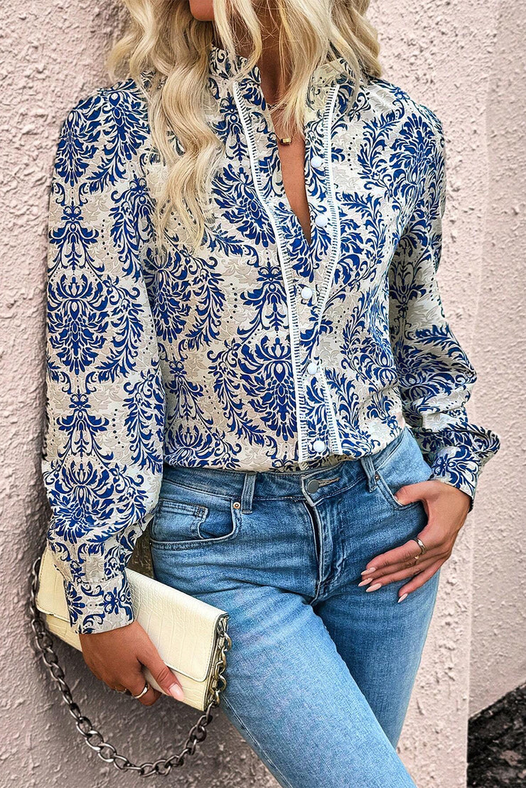 Camisa de encaje con mangas de obispo y estampado bohemio en azul cielo