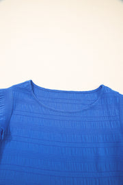 Top azul oscuro texturizado con mangas fruncidas y cuello redondo