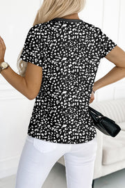 Camiseta de manga corta con cuello redondo y estampado de guepardo negro