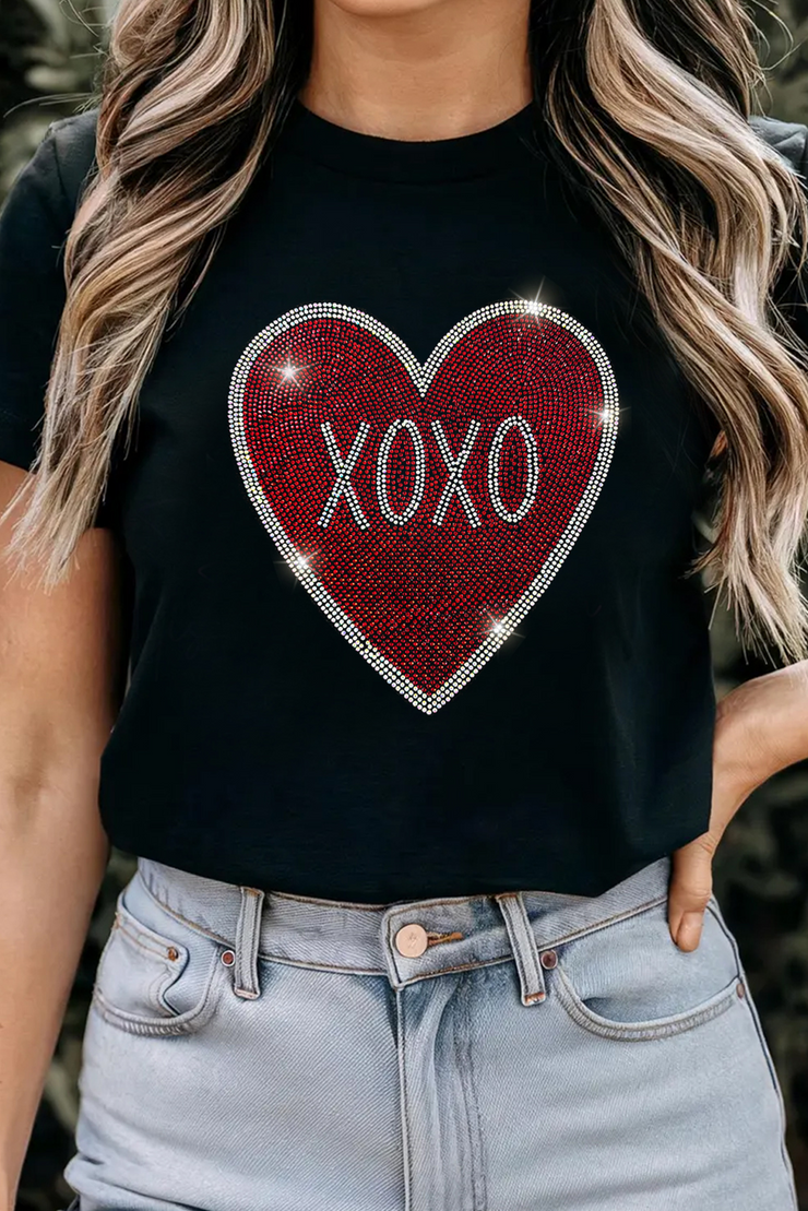 Camiseta de cuello redondo con gráfico de corazón XOXO con diamantes de imitación negros