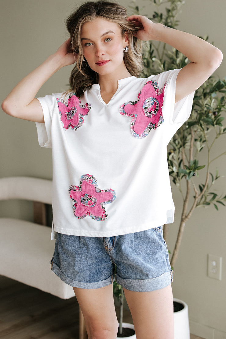 Blusa con cuello en V, mangas dolman y apliques florales blancos