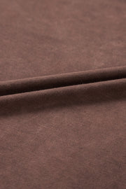 Camiseta informal con cuello en V cruzado y lavado mineral en color castaño