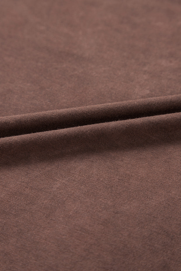 Camiseta informal con cuello en V cruzado y lavado mineral en color castaño