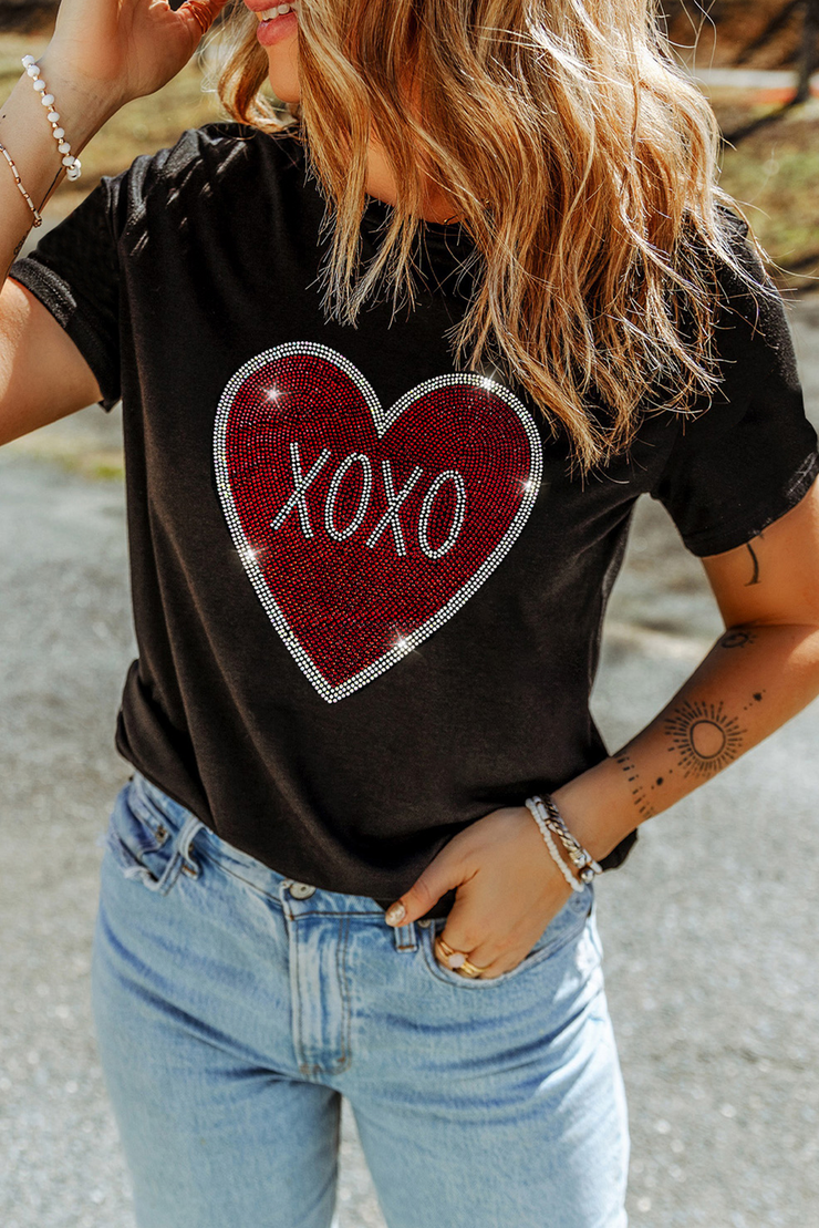 Camiseta de cuello redondo con gráfico de corazón XOXO con diamantes de imitación negros