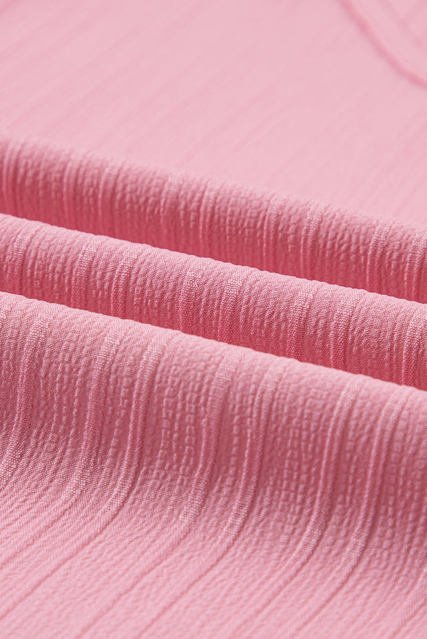 Top texturizado con cuello en V y media manga con volantes en flor de durazno