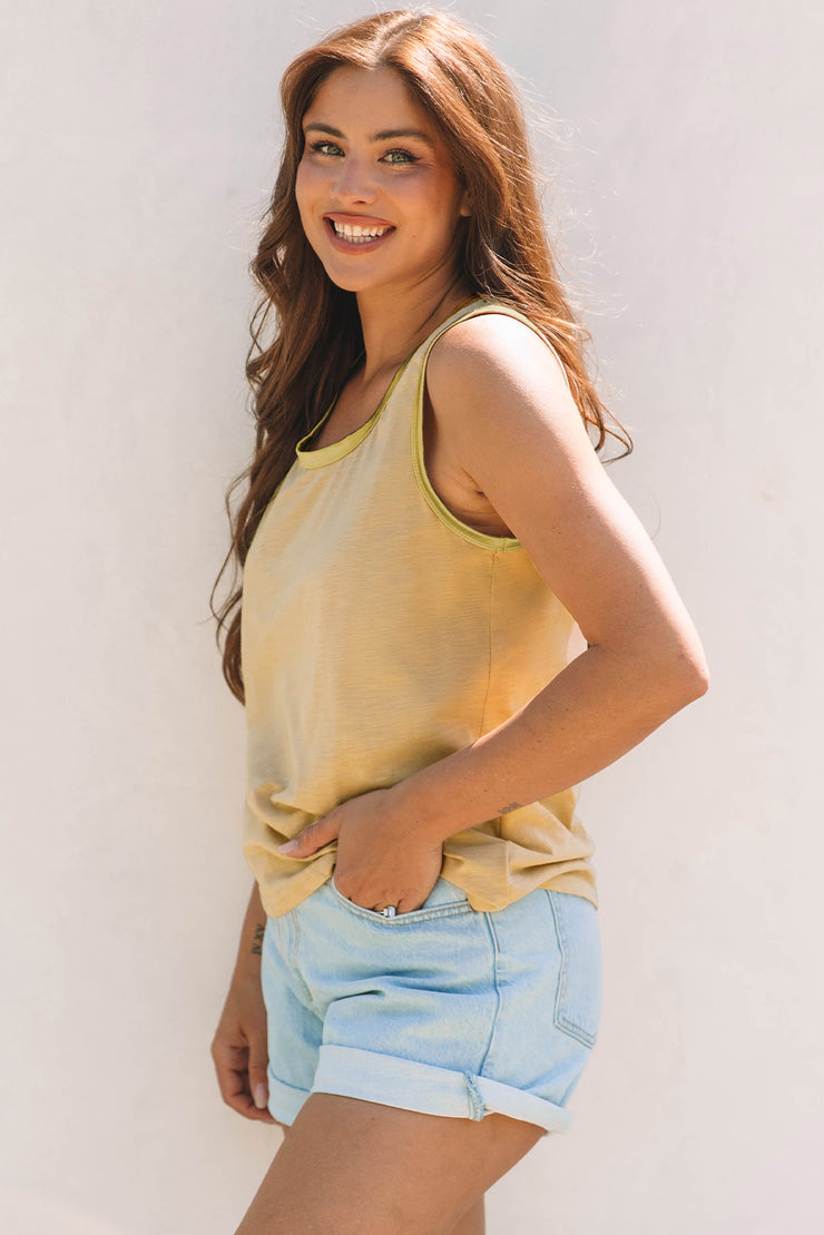 Camiseta sin mangas con cuello redondo y bordes brillantes metálicos en color tostado