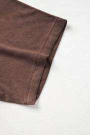 Camiseta informal con cuello en V cruzado y lavado mineral en color castaño