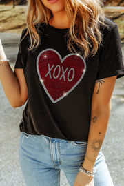 Camiseta de cuello redondo con gráfico de corazón XOXO con diamantes de imitación negros