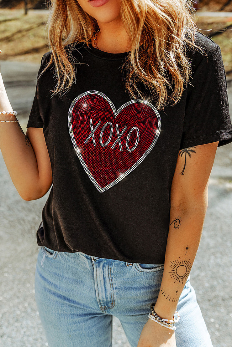 Camiseta de cuello redondo con gráfico de corazón XOXO con diamantes de imitación negros