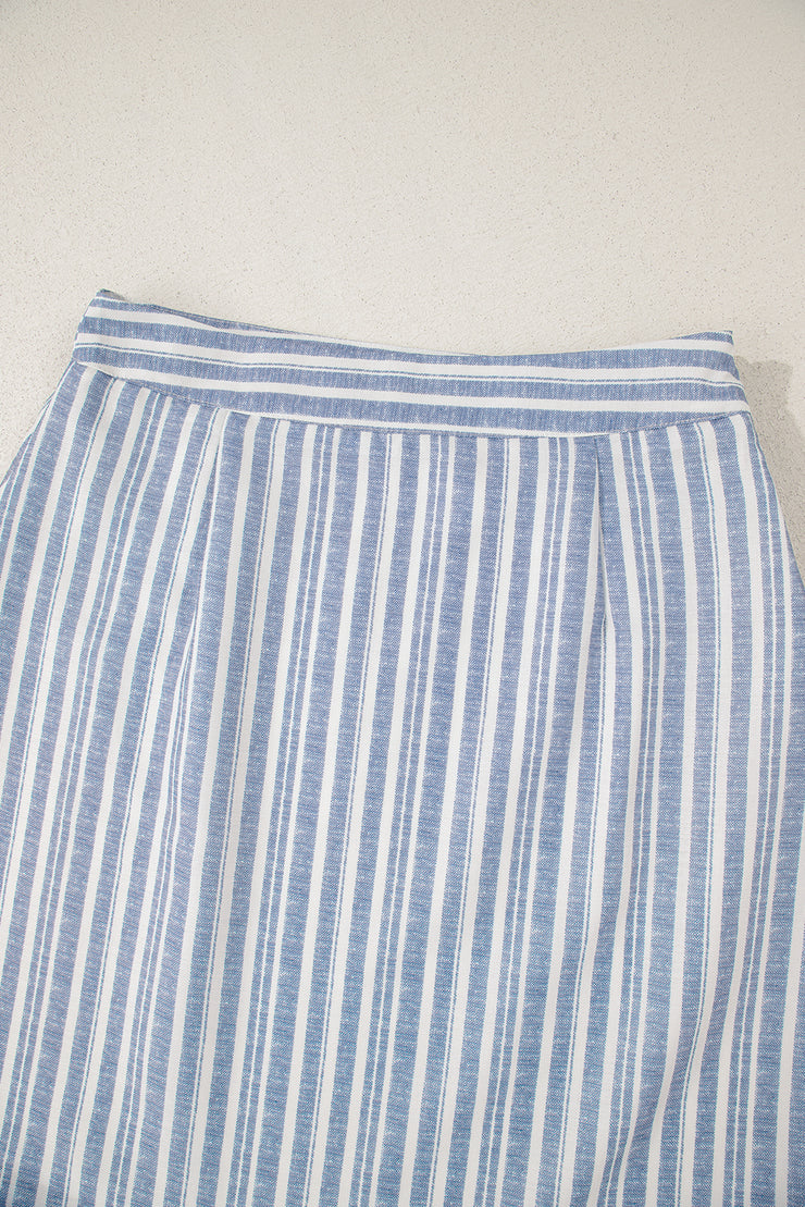 Conjunto de minifalda y chaleco de oficina con botones y rayas azul cielo