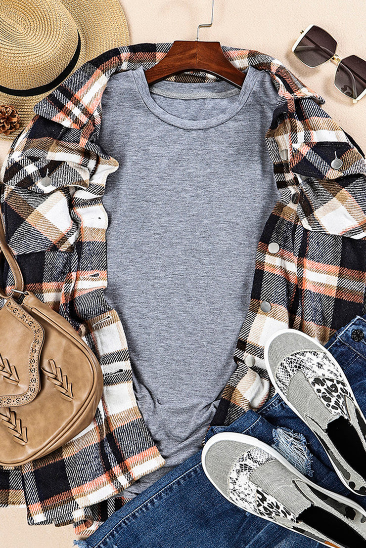 Camiseta gris de cuello redondo en color liso