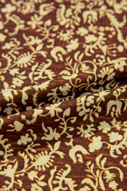 Top de tirantes fluido con estampado de patchwork y canesú de punto con ojales en marrón