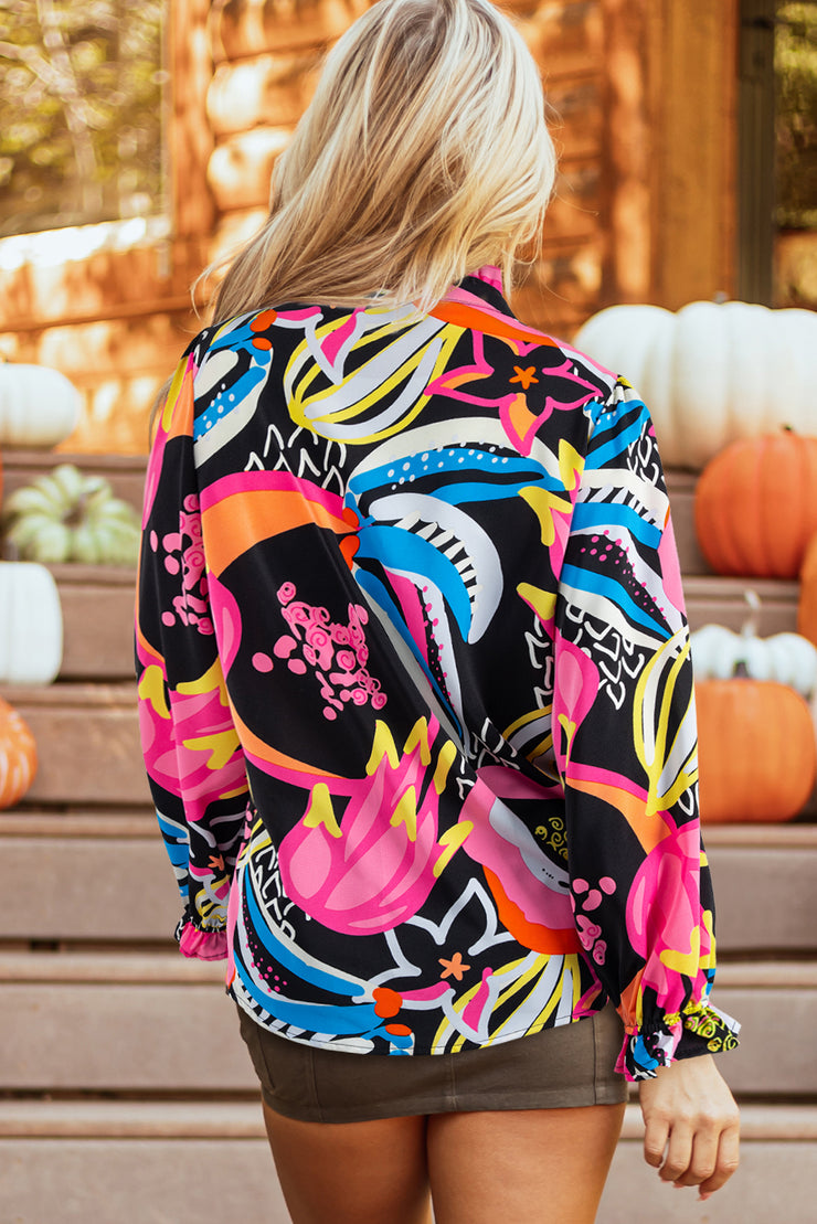 Blusa negra con cuello en V, botones y mangas con volantes y estampado abstracto