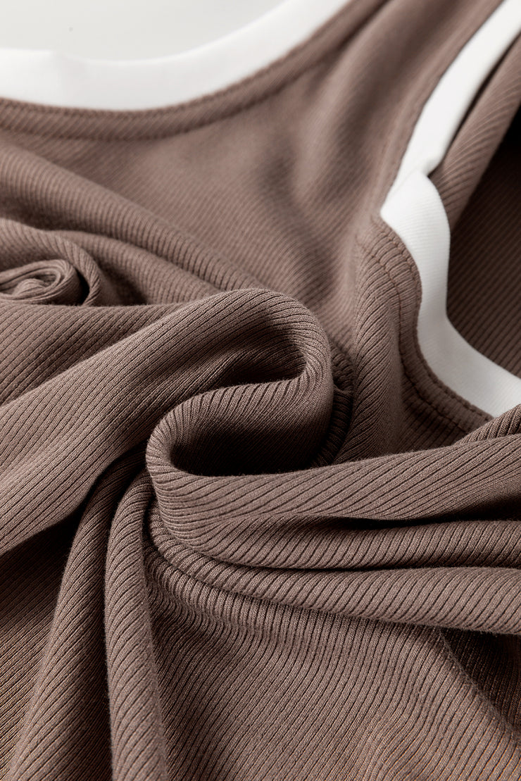 Camiseta sin mangas ajustada con cuello en U y bordes en bloques de color de punto acanalado en gris humo