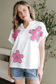 Blusa con cuello en V, mangas dolman y apliques florales blancos