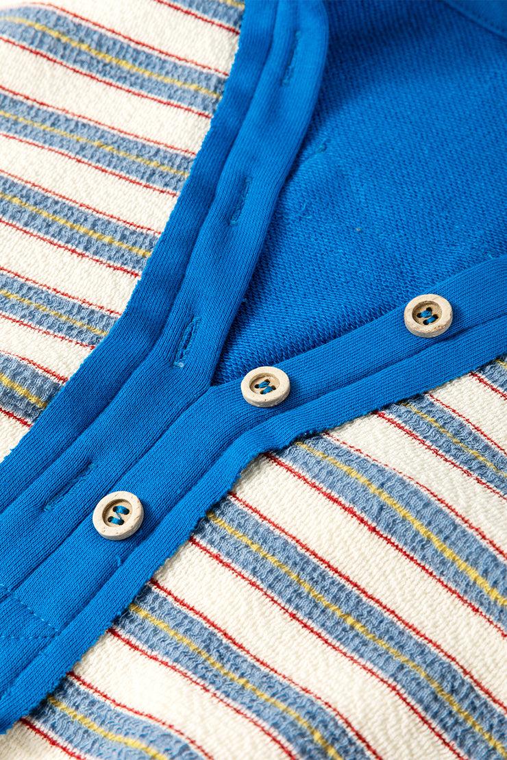 Top de rayas azules con cuello en V, botones y hombros caídos