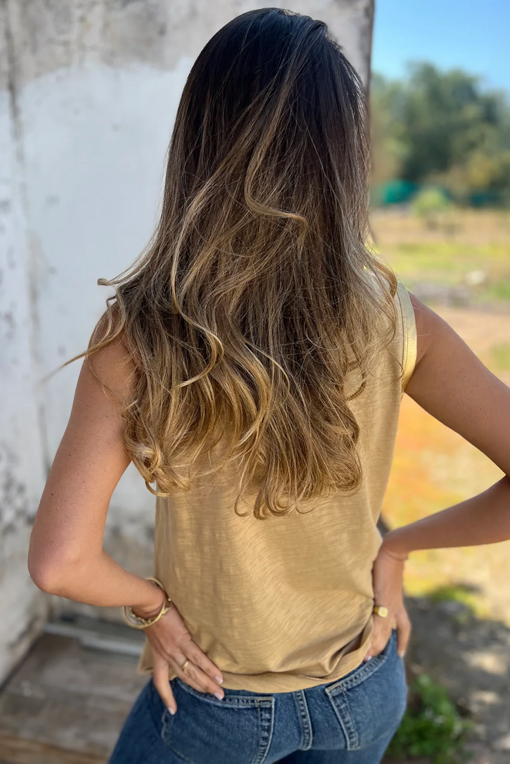 Camiseta sin mangas con cuello redondo y bordes brillantes metálicos en color tostado