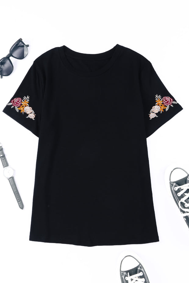 Camiseta negra de manga corta con cuello redondo y bordado floral
