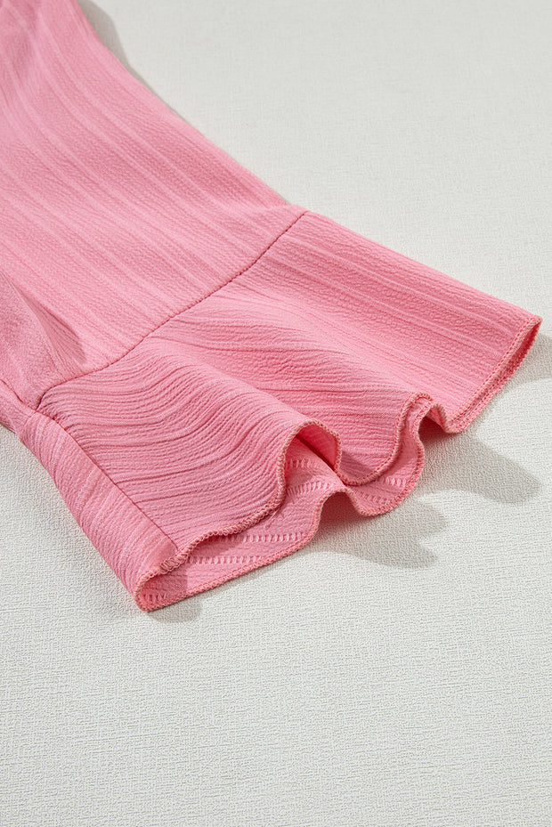 Top texturizado con cuello en V y media manga con volantes en flor de durazno