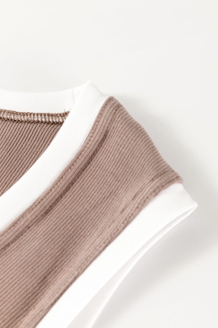 Camiseta sin mangas ajustada con cuello en U y bordes en bloques de color de punto acanalado en gris humo