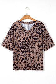 Camiseta extragrande de media manga con cuello en V y estampado de leopardo marrón