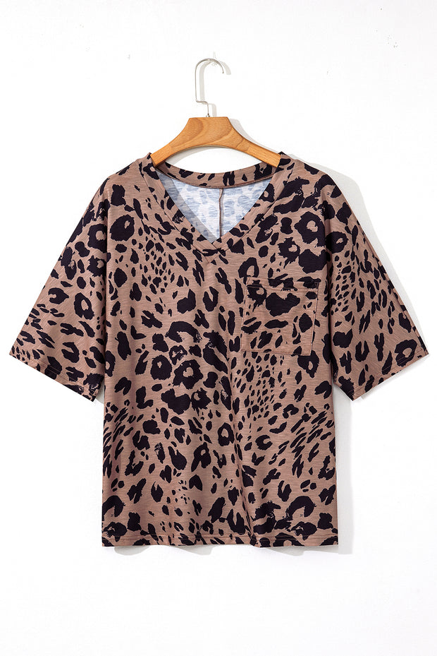 Camiseta extragrande de media manga con cuello en V y estampado de leopardo marrón