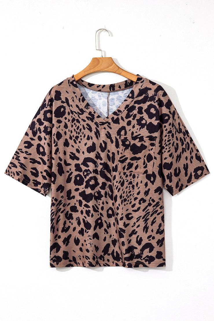 Camiseta extragrande de media manga con cuello en V y estampado de leopardo marrón