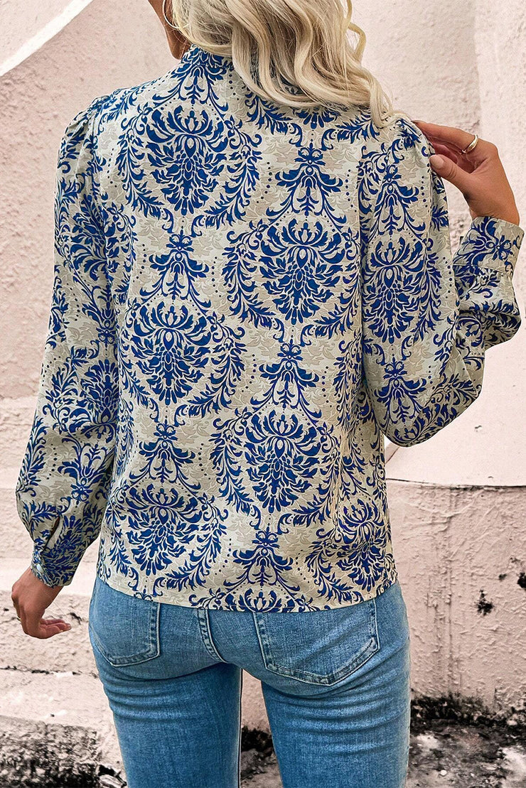 Camisa de encaje con mangas de obispo y estampado bohemio en azul cielo