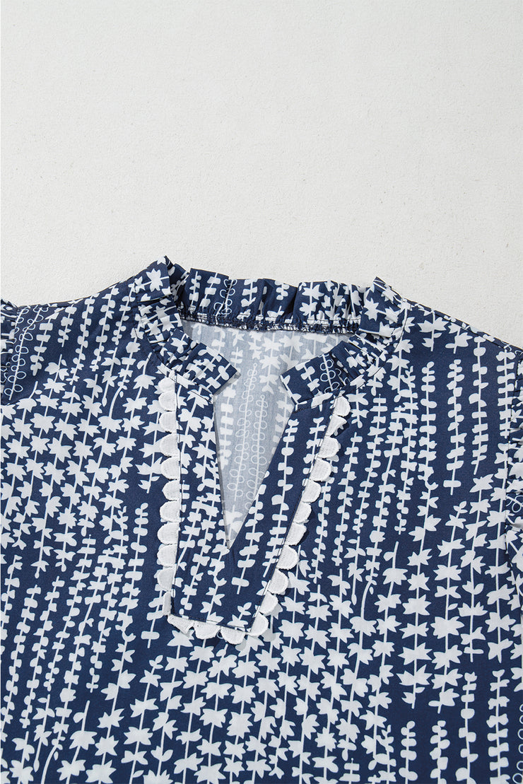 Blusa con cuello en V, mangas acampanadas y ribete de ribete de raso y estampado abstracto en azul cielo