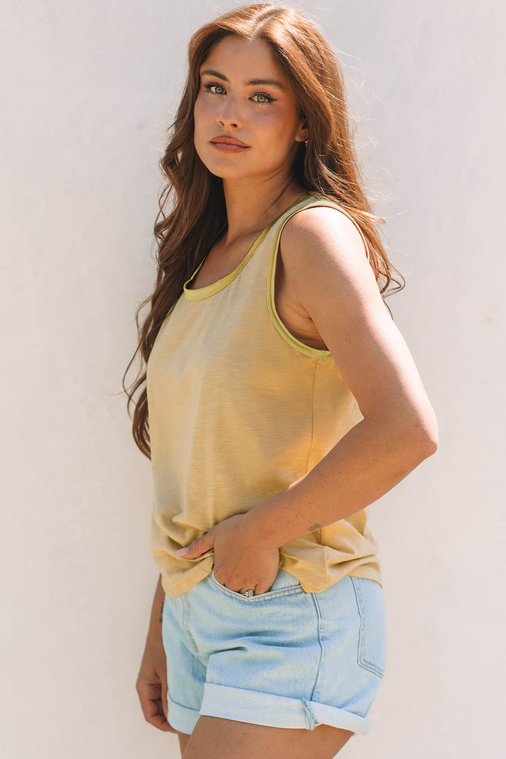 Camiseta sin mangas con cuello redondo y bordes brillantes metálicos en color tostado