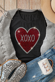 Camiseta de cuello redondo con gráfico de corazón XOXO con diamantes de imitación negros