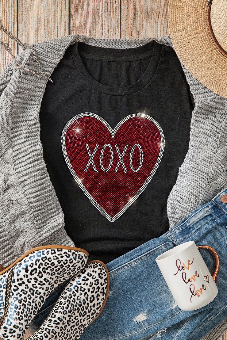 Camiseta de cuello redondo con gráfico de corazón XOXO con diamantes de imitación negros