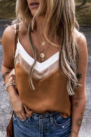 Camiseta sin mangas con tirantes finos y diseño en color caqui Chevron