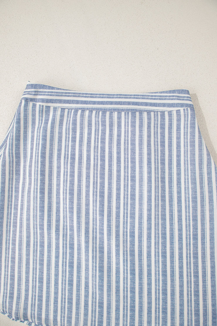 Conjunto de minifalda y chaleco de oficina con botones y rayas azul cielo