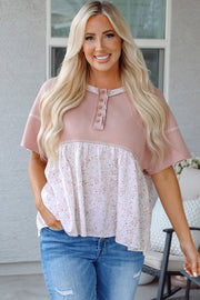 Top de manga corta con estampado floral de gofre rosa y detalle de costuras expuestas