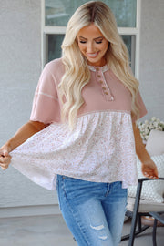 Top de manga corta con estampado floral de gofre rosa y detalle de costuras expuestas