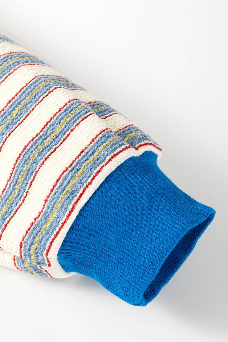 Top de rayas azules con cuello en V, botones y hombros caídos